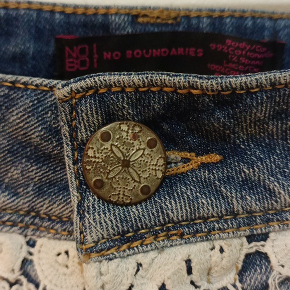 No boundaries denim shorts zipper/button up. Lace apron on front. Size 5 - Picture 4 of 6